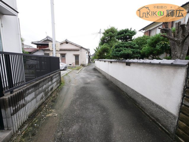 【前面道路含む現地写真】 | 加古川市尾上町安田　売土地 | 建物付きでの引渡しですので解体等は買主様負担となります。