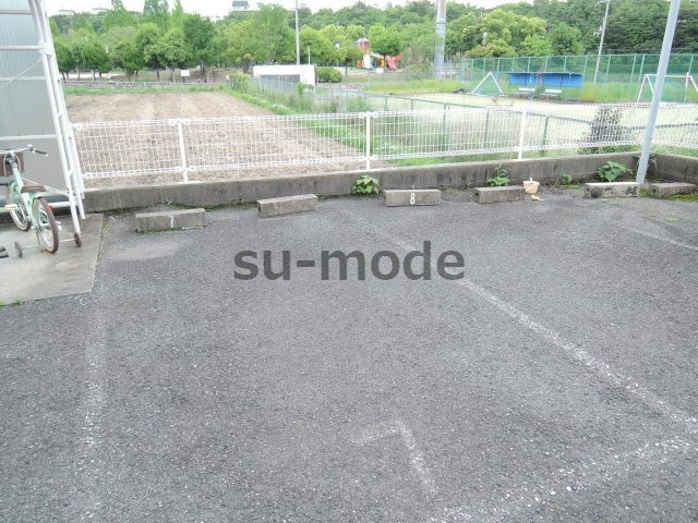翠ハイツA棟の駐車場