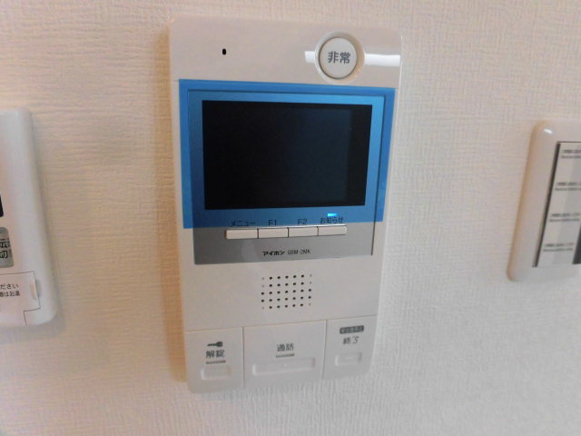 女性の方も安心なモニター付きインターホンです
