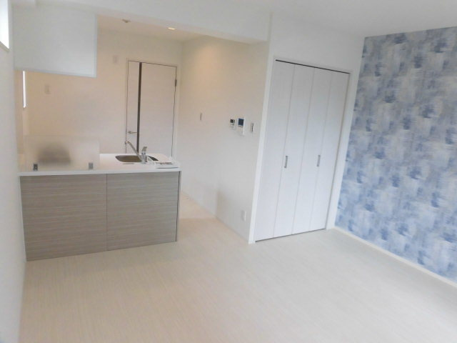 白基調の外から光が差し込む明るいお部屋です