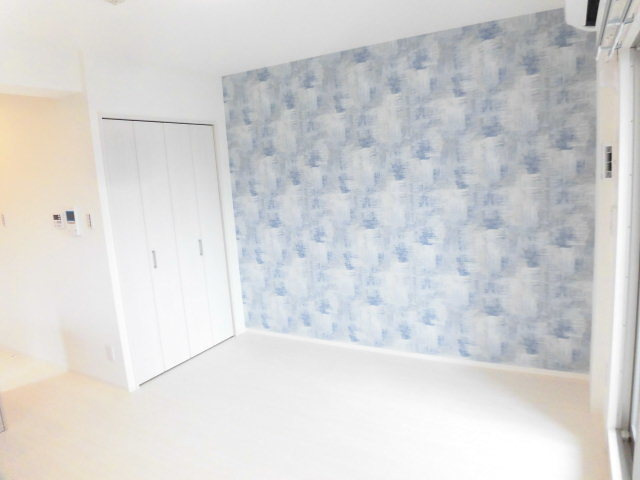 清涼感のあるアクセントクロスのお部屋です