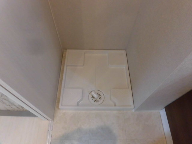 室内に洗濯機を設置できる洗濯パン付きです