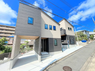 【前面道路含む現地写真】 | ◆◇戸塚町　新築戸建て　全2棟◇◆ | ◆堂々たる趣ながら、主張し過ぎずどこか余裕を感じさせるシャープなフォルムで佇む邸
宅は、晴天の空と照らし合わせる事で、本来あるべき完成形の姿を見せてくれます。