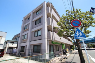 地上４階建てのしっかりした外観のマンションです◎