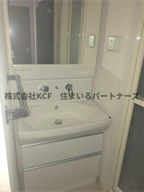 グランシャリオ諏訪野の洗面所|ゆったりとスペースのある洗面所