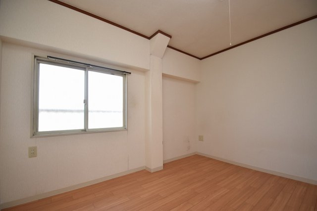 ポップ高槻の洋室