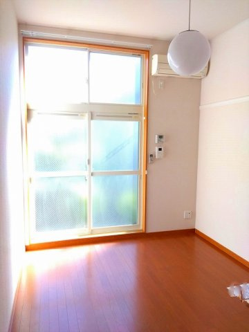 レオパレスサンクレール柏Cの居間・リビング