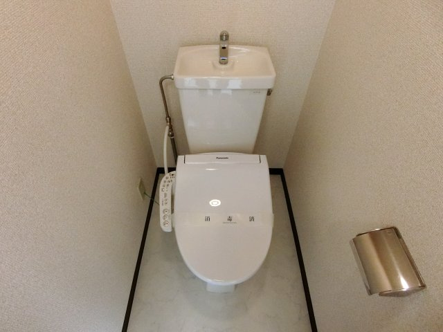 レジデンス梅小路のトイレ|温水洗浄暖房便座付き