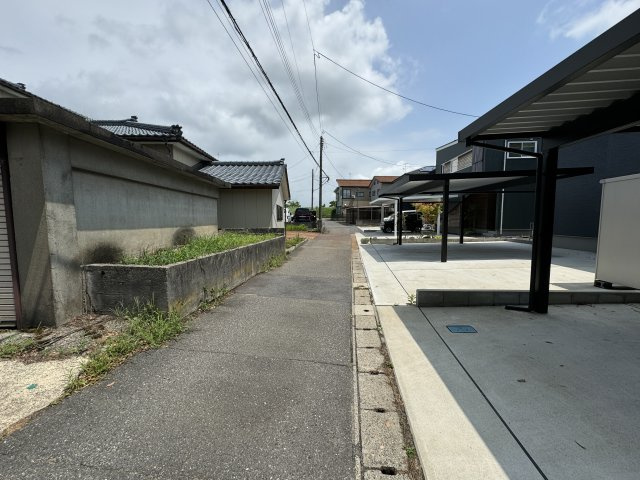 東区一日市　中古戸建の前面道路含む現地写真