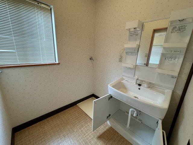 東区一日市　中古戸建の独立洗面台