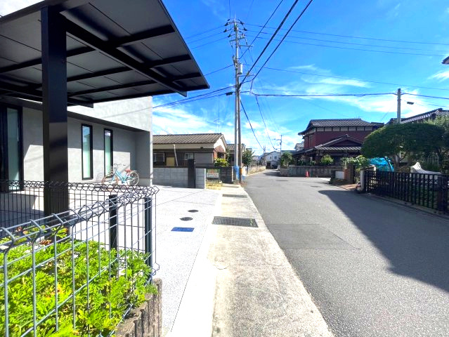 三町売土地の前面道路含む現地写真