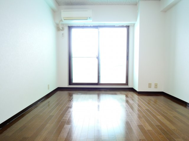 高槻市城西町の賃貸マンションの居間・リビング