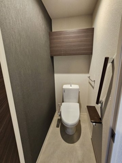 【トイレ】 | エアフォルク河原 | 収納の有るトイレ。温水洗浄便座です。手すりもおしゃれ