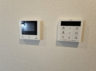 【セキュリティ】 | エアフォルク河原 | オートロックとモニター付きインターホンで安心です。右は自動湯はりや追炊き等が出来る給湯器リモコンです