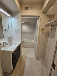 【洗面所】 | エアフォルク河原 | 大きな三面鏡シャワー付き洗面台です。洗濯機置き場には稼働棚があって便利