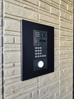 【セキュリティ】 | エアフォルク河原 | モニター付きのオートロック。操作盤に鍵をかざすと自動ドアが開きます！