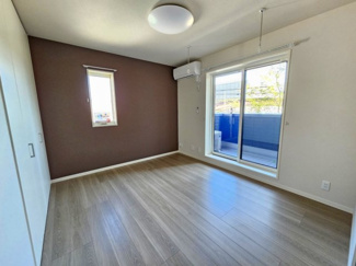 【居間・リビング】 | エアフォルク河原 | 窓が2面ある洋室。１Rなのでリビング・寝室となるお部屋です