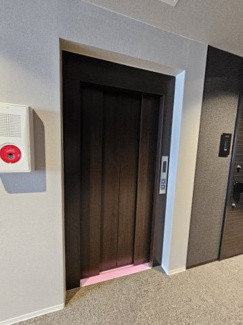 【その他共用部分】 | エレベータがあるので疲れた日には助かりますね。