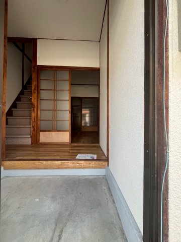 川端貸家の玄関