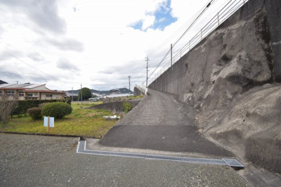 【前面道路含む現地写真】 | 東郷町斧渕字佐山　戸建