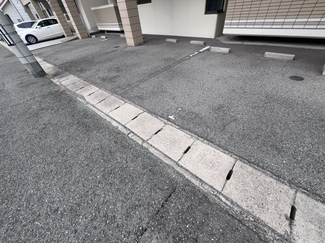 アルテメゾン弐番館の駐車場