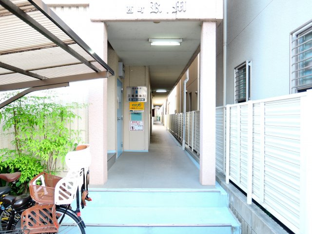 西町ロイヤルマンションのエントランス