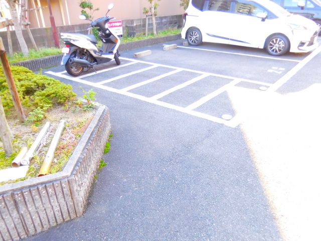 高槻市中川町の賃貸マンションの駐車場