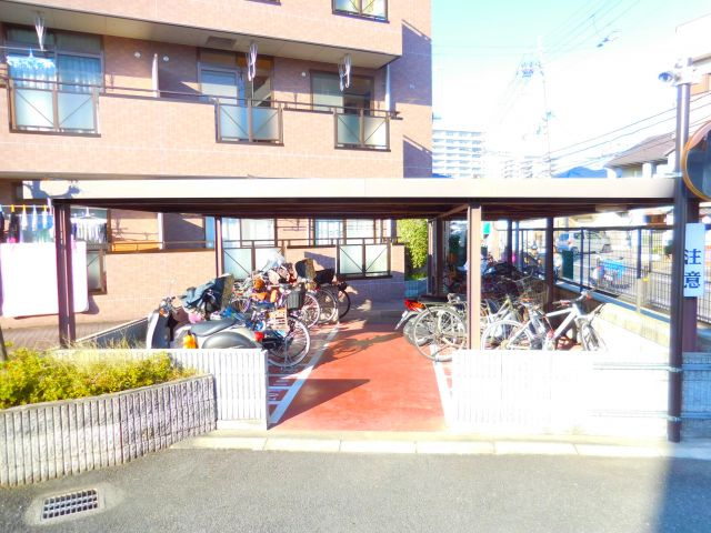 高槻市中川町の賃貸マンションの駐車場
