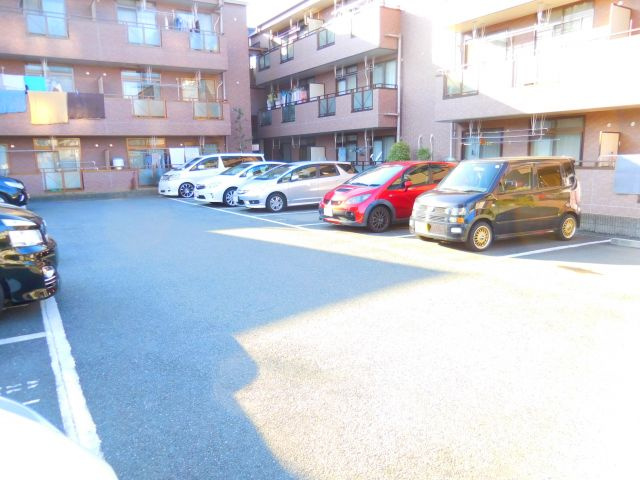 高槻市中川町の賃貸マンションの駐車場
