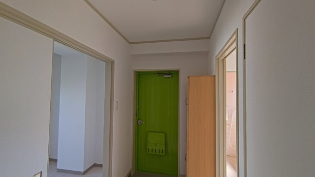 西町ハイツの玄関