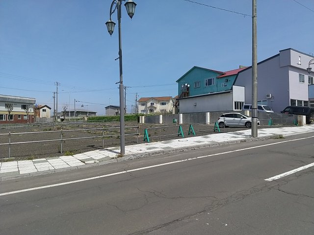 根室市本町1丁目　売土地の前面道路含む現地写真