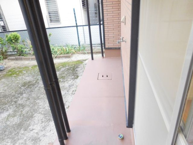 藤原ハイツのエントランス