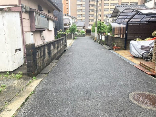 北九州市小倉南区津田新町一丁目　土地の前面道路含む現地写真