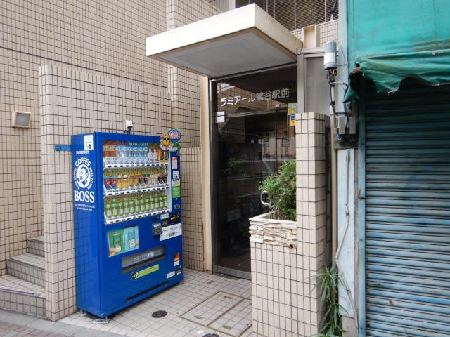 ラミアール鶯谷駅前のエントランス