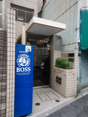 ラミアール鶯谷駅前のエントランス