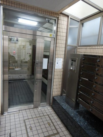 ラミアール鶯谷駅前のエントランス