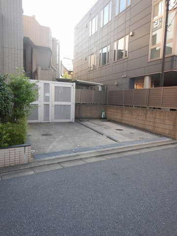 コンシェリア文京根津の駐車場