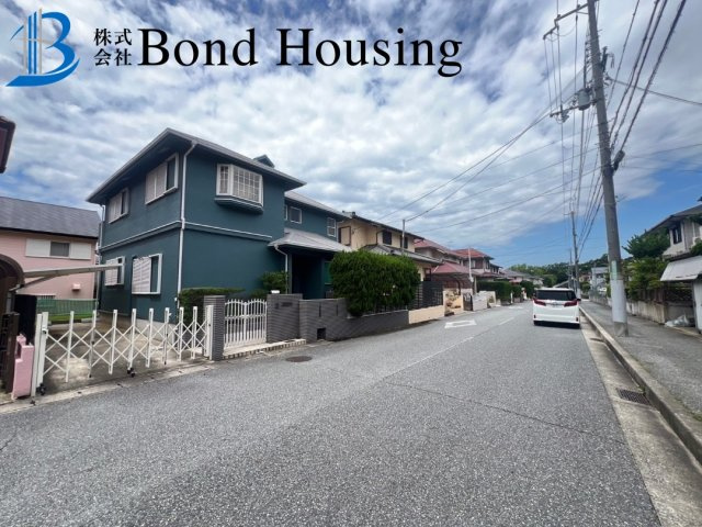 カーポート付き 土地54坪 西区天王山 中古戸建の前面道路含む現地写真