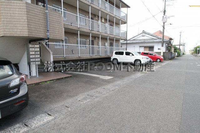 クレストコーポⅡの駐車場|駐車場があるので、車を買う予定の方も安心です