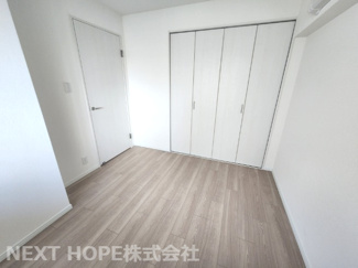 【洋室】 | 立花グリーンハイツ弐号棟 | 玄関横の洋室4.2帖です♪室内は令和６年６月リフォーム済み！お待たせ無しで即ご入居していただけます(^^)