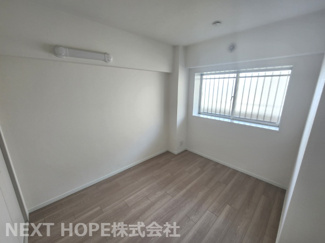 【洋室】 | 立花グリーンハイツ弐号棟 | 玄関横の洋室4.2帖です♪室内は令和６年６月リフォーム済み！お待たせ無しで即ご入居していただけます(^^)