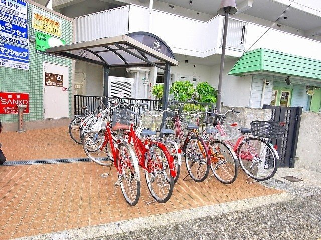 フィールドマンションのその他共用部分|ゆったりとした駐輪場です。