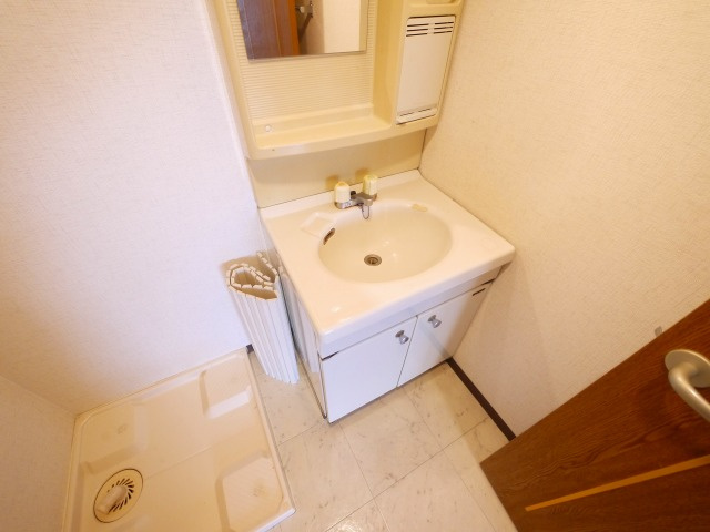 フィールドマンションの洗面所|明るい洗面所です