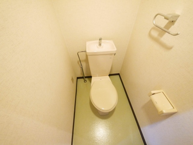 フィールドマンションのトイレ|落ち着いた色調のトイレです