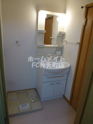 【洗面所】 | サーナギマンション | 明るい洗面所です