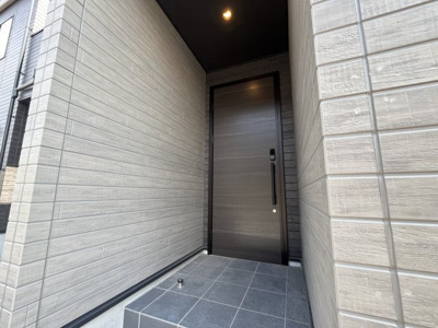 【エントランス】 | Kolet岩槻本丸#03 | 落ち着いたエントランスです