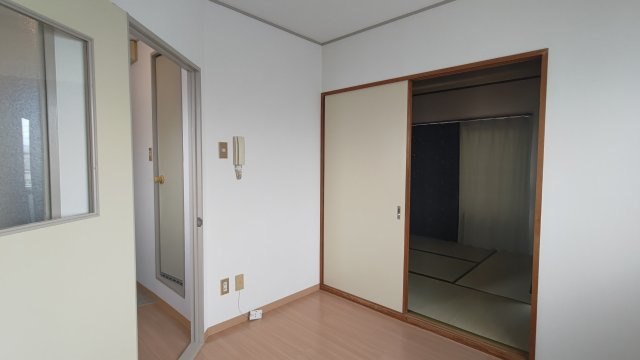 春日アバンティの洋室