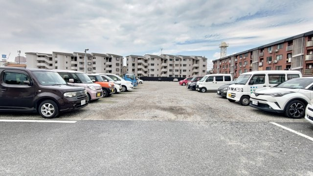 ウラノス壱番館の駐車場