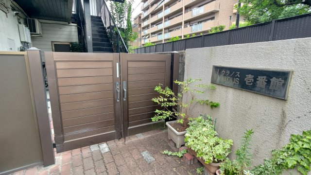 ウラノス壱番館のエントランス
