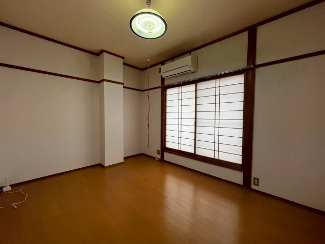 城南ビルの洋室